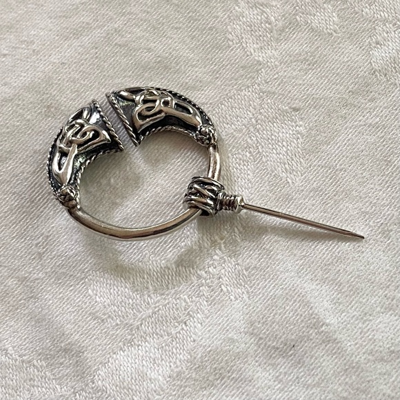 Penannular Irish Brooch - Picture 4 of 8